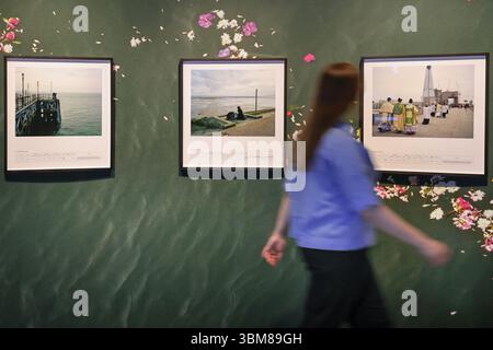 London, Großbritannien. Juni 2025. Museumspersonal mit (l-t-r-) 'Ganesh Visarjan', 'Segen des Flusses', Maghrib/Abendgebet', 'Verstreuen der Asche', 2013-16, alles von Chloe DEWE Mathews. Die Wellcome Collection startet ihre große neue Ausstellung „Durst: Auf der Suche nach Süßwasser“ während der London Climate Action Week. Hier werden alte Artefakte und zeitgenössische Kunstwerke gezeigt, die die Auswirkungen von Süßwasser auf die Gesundheit erforschen. Vom 26. Juni 2025 Bis 1. Februar 2026. Quelle: Imageplotter/Alamy Live News Stockfoto