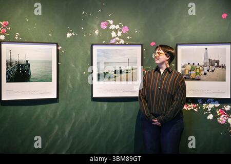 London, Großbritannien. Juni 2025. Museumspersonal mit (l-t-r-) 'Ganesh Visarjan', 'Segen des Flusses', 'Maghrib/Abendgebet', 2013-16, alles von Chloe DEWE Mathews. Die Wellcome Collection startet ihre große neue Ausstellung „Durst: Auf der Suche nach Süßwasser“ während der London Climate Action Week. Hier werden alte Artefakte und zeitgenössische Kunstwerke gezeigt, die die Auswirkungen von Süßwasser auf die Gesundheit erforschen. Vom 26. Juni 2025 Bis 1. Februar 2026. Quelle: Imageplotter/Alamy Live News Stockfoto