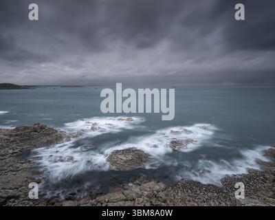 Sturmwolken an der Atlantikküste der Bretagne in Frankreich, Europa an einem dunklen Tag Stockfoto