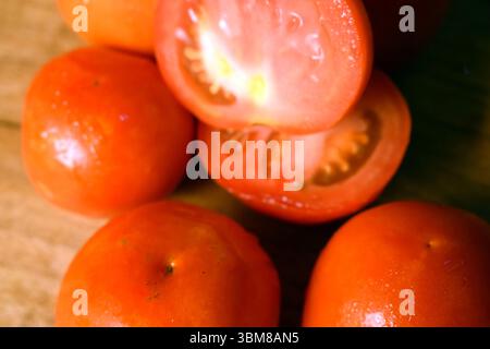 Frische Rote Tomaten Auf Holztisch Nahaufnahme Mit Hintergrundunschärfe Stockfoto