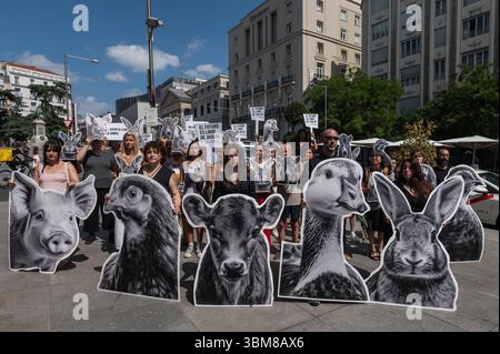 Madrid, Spanien. Juni 2025. Tierschutzaktivisten und Mitglieder der spanischen Koalition „End the Cage age“ versammelten sich mit Bildern von Nutztieren vor dem Abgeordnetenkongress, um ein gesetzliches Verbot der Verwendung von Käfigen in der Tierhaltung in der gesamten Europäischen Union zu fordern. Quelle: Marcos del Mazo/Alamy Live News Stockfoto