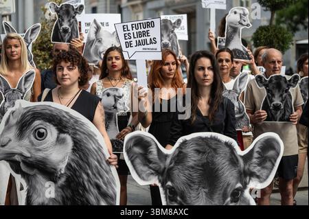Madrid, Spanien. Juni 2025. Tierschutzaktivisten und Mitglieder der spanischen Koalition „End the Cage age“ versammelten sich mit Bildern von Nutztieren vor dem Abgeordnetenkongress, um ein gesetzliches Verbot der Verwendung von Käfigen in der Tierhaltung in der gesamten Europäischen Union zu fordern. Quelle: Marcos del Mazo/Alamy Live News Stockfoto