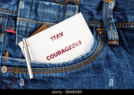 Motivationszitate BLEIBEN MUTIG. Stockfoto