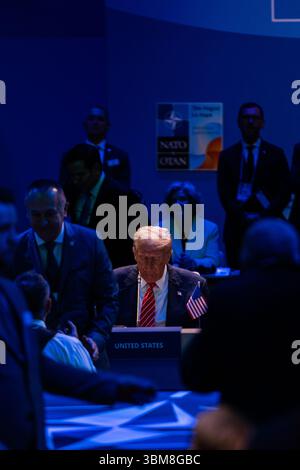 25. Juni 2025, den Haag, Südholland, Niederlande: US-Präsident DONALD TRUMP wartet auf den Beginn der Versammlung der Staatschefs des Nordatlantikrates. Am 25. Juni 2025 versammelten sich die Führer und Vertreter aller 32 NATO-Länder auf dem Weltforum in den Haag, Niederlande, um am NATO-Gipfel teilzunehmen. Themen, die dieses Jahr Anlass zur Besorgnis gaben, waren die Konflikte im Nahen Osten, in der Ukraine, jährliche Beiträge der Mitgliedsstaaten und umfassendere Themen wie Abschreckung und Verteidigung, Cybersicherheit und kollektive Verteidigung gemäß Artikel 5 des Nordatlantikvertrags. (Kreditbild: © Jame Stockfoto