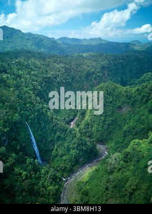 Wasserfall und Glidik River unterhalb des Tumpak Sewu Wasserfalls, Ost-Java, Indonesien - Luftfahrt Stockfoto