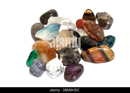 Sammlung von ganzheitlichen heilenden Kristallstücken und Felsen spirituell auf weißem Hintergrund Tiger Auge und Granat Stockfoto