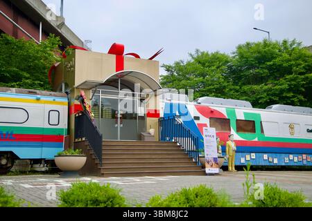 Yangpyeong County, Südkorea - 19. Mai 2025: Der Eingang der Galerie, der wie eine Geschenkbox gestaltet ist, führt in einen ehemaligen Eisenbahnwagen, der für eine Kunstausstellung umfunktioniert wurde Stockfoto