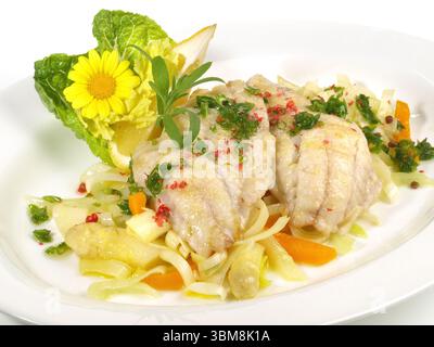 Gekochte Dorade Filet auf weißem Spargel Stockfoto