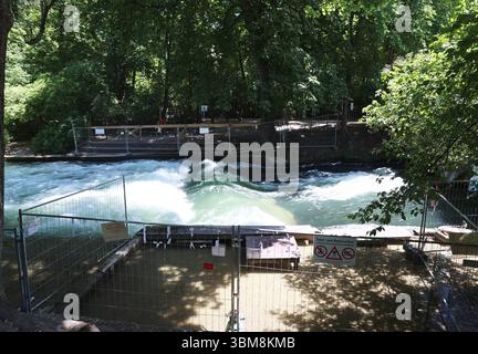 Ein Sommertag in der Landeshauptstadt München. Hier der Blick auf die Eisbachwelle, die immer noch abgesperrt ist mit Gitter, Surfverbot *** Ein Sommertag in der Landeshauptstadt München Heres ein Blick auf die Eisbachwelle, die noch immer mit Bars und Surfverbot abgesperrt ist Stockfoto