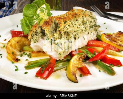 Roter Barsch auf Spargel und Pfeffer Stockfoto