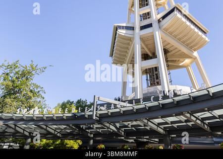 Die Space Needle befindet sich im Viertel Lower Queen Anne und ist das berühmteste Wahrzeichen von Seattle, das einen atemberaubenden Blick auf die gesamte Stadt bietet. Stockfoto