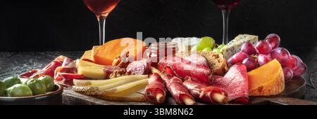 Antipasti- oder Tapas-Panorama. Wurst- und Käsebrett mit Oliven. Spanische und italienische Gourmetgerichte und -Getränke, Delikatessen Stockfoto
