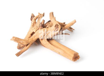 Trockenes Treibholz isoliert auf weißem Hintergrund, natürliches dekoratives Element für Aquarien oder Innenarchitektur. Stockfoto