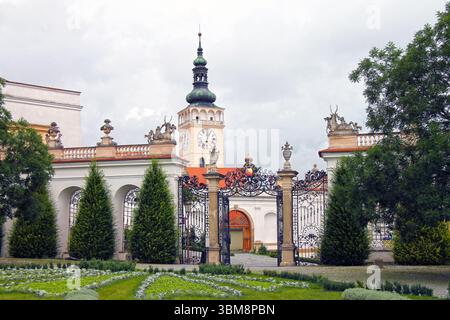 Blick auf die Burg Mikulov in der Stadt Mikulov in der südmährischen Region der Tschechischen Republik. Beliebtes Touristenziel. Stockfoto