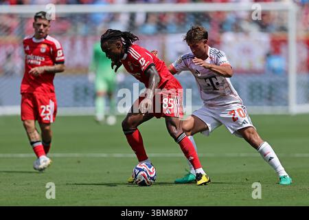 24. Juni 2025: Charlotte, NC, USA: Renato Sanches von SL Benfica wird von Tom Bischof vom FC Bayern München während des Spiels zwischen SL Benfica und FC Bayern München für die 3. Runde der Gruppe C zur FIFA Club-Weltmeisterschaft 2025 im Bank of America Stadion herausgefordert Stockfoto