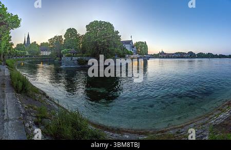 Panorama des Seerheins auf den Bodensee in Konstanz bei Sonnenuntergang ohne sichtbare Personen Stockfoto