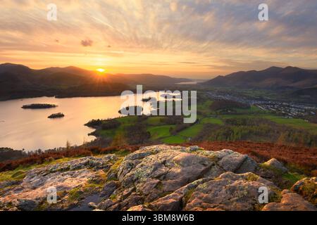 Lake District Berge bei Sonnenuntergang mit Blick auf Derwentwater an einem Sommerabend, Großbritannien. Stockfoto