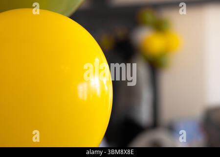 Gelber Ballon auf der Seite mit Bokeh-Hintergrund Stockfoto
