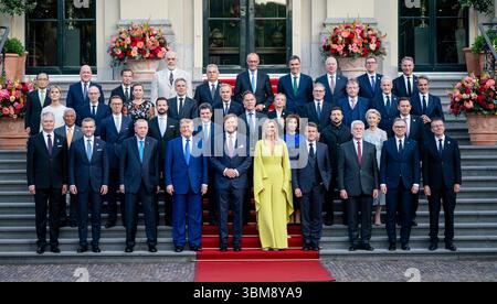 Den Haag, Niederlande. Juni 2025. König Willem-Alexander, links in der Mitte, und Königin Máxima von den Niederlanden, stehen zusammen mit den NATO-Führern für das traditionelle Gruppenfoto beim NATO-Gipfel 2025, 24. Juni 2025 in den Haag, Niederlande. Kredit: Ukrainischer Ratsvorsitz/Pressestelle Des Ukrainischen Präsidenten/Alamy Live News Stockfoto