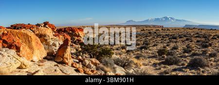 Die Henry Mountains erheben sich über dem rötlich gefärbten Sandstein von North Caineville Mesa zwischen Hanksville, Utah und dem Capitol Reef National Park. Stockfoto