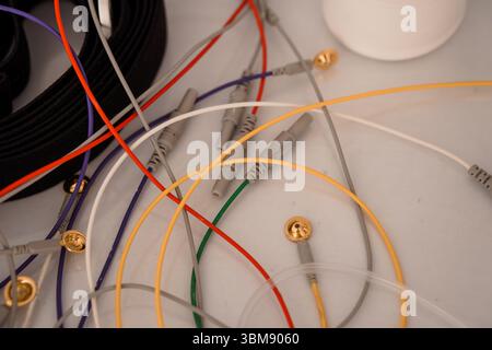 Polysomnographie-System – Verkabelungsdetails: Elektroden, Steckverbinder, Weißer Kunststoffsockel, Schwarzes Kabel, Medizinische Diagnose, Mehrfarbige Drähte, Klinisch Stockfoto