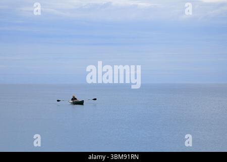 Sterling, NY, USA - 29. Mai 2025 - Amish man fischt an einem Frühlingstag im Lake Ontario im Westen von New York. Stockfoto
