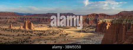 Dieses malerische Panorama des Capitol Reef National Park bietet sanfte Akzentlichter, die die zerklüfteten Formationen des Cathedral Valley beleuchten. Stockfoto
