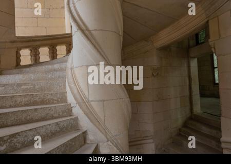 Chambord, Frankreich - 18. August 2024: Wendeltreppen im Schloss Chateau de Chambord. Chambord ist das größte Schloss im Loire-Tal, es wurde als ein Schloss erbaut Stockfoto