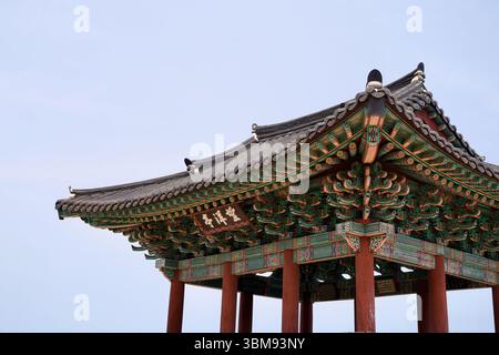 Uljin County, Südkorea - 31. Mai 2025: Eine Nahaufnahme des Mangyang Pavillons hebt die eleganten Kurven des gekachelten Daches und die lebhaften Danceong-Schmerzen hervor Stockfoto