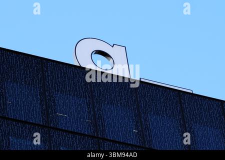 Seite des Buchstabens A, als Symbol des deutschen Medienunternehmens und Verlags Axel Springer, auf dem Dach des Hauptquartierneubaus in Berlin Stockfoto