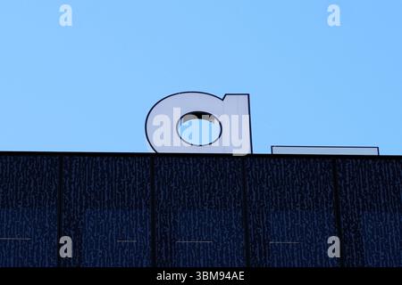 Frontalansicht des Buchstabens A, Symbol des deutschen Medienunternehmens Axel Springer, auf dem Dach des Hauptquartierneubaus in Berlin. Stockfoto