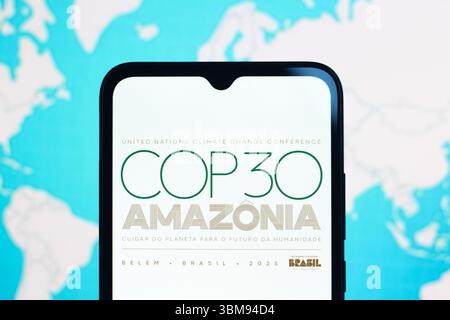 In dieser Abbildung ist das Logo der Klimakonferenz der Vereinten Nationen 2025 (COP30) auf einem Smartphone-Bildschirm zu sehen. Die COP30 ist die anstehende 30. Klimakonferenz der Vereinten Nationen (UNFCCC), die vom 10. Bis 21. November 2025 in Belém (Brasilien) stattfindet. Stockfoto