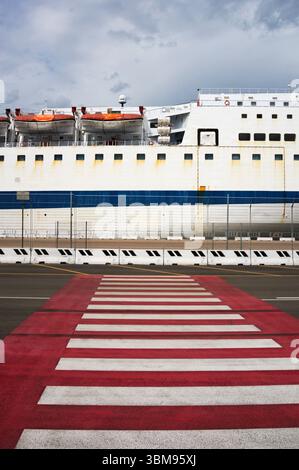 Fußgängerüberfahrt und Fähre im Hafen von Olbia, Sardinien, Italien Stockfoto