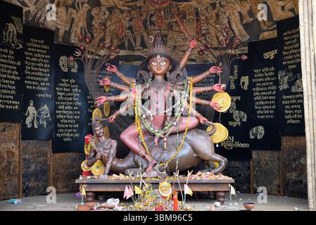 Idol der Göttin Devi Durga in einem wunderschön dekorierten Pandal während des Durga Puja Festivals in Kolkata, Westbengalen, Indien am 13. Oktober 2024 Stockfoto