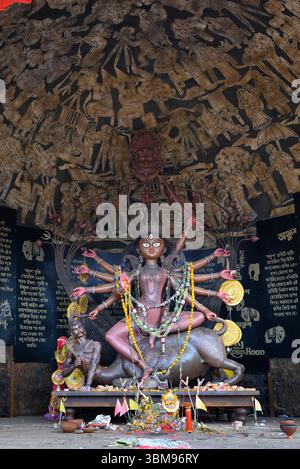 Idol der Göttin Devi Durga in einem wunderschön dekorierten Pandal während des Durga Puja Festivals in Kolkata, Westbengalen, Indien am 13. Oktober 2024 Stockfoto
