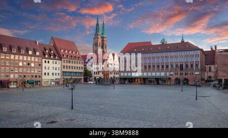 Nürnberg, Deutschland. Stadtbild der Altstadt Nürnberg, Deutschland mit dem Hauptmarkt bei Sommersonnenaufgang. Stockfoto
