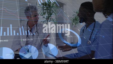 Ärzte in Laborkittel und Peelings, die Balkendiagramme, Tortendiagramme in der Klinik, mit Stethoskopen überprüfen. Medizin, Zusammenarbeit, professionell, analytisch, modern Stockfoto