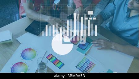 Designer, die Farbkarten und Farbfelder im Studio studieren, mit digitalen Geräten und Overlays. Kreativ, Zusammenarbeit, Arbeitsbereich, Innovation, vib Stockfoto