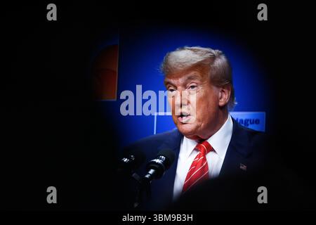 Den Haag, Niederlande. Juni 2025. US-Präsident Donald Trump hält eine Pressekonferenz während des 76. NATO-Gipfels im Weltforum in den Haag, Niederlande, am 25. Juni 2025 ab. (Kreditbild: © Beata Zawrzel/ZUMA Press Wire) NUR REDAKTIONELLE VERWENDUNG! Nicht für kommerzielle ZWECKE! Stockfoto