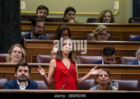 Madrid, Spanien. Juni 2025. Ione Belarra, Mitglied des spanischen Parlaments für Madrid Generalsekretär von Podemos, nimmt während der Parlamentssitzung zur Kontrolle der Regierung an der Plenartagung des Abgeordnetenkongresses Teil. Quelle: D. Canales Carvajal/Alamy Live News Stockfoto