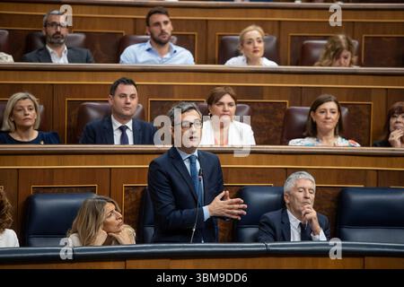 Madrid, Spanien. Juni 2025. Félix Bolaños, Minister für Präsidentschaft, Justiz und parlamentarische Beziehungen, nimmt während der parlamentarischen Sitzung an der Plenartagung des Abgeordnetenkongresses Teil, um die Regierung zu überprüfen. Quelle: D. Canales Carvajal/Alamy Live News Stockfoto