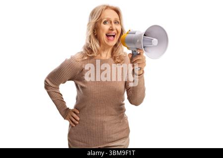Frau mittleren Alters, die mit einem Megaphon auf weißem Hintergrund spricht Stockfoto