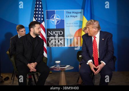 Den Haag, Niederlande. Juni 2025. US-Präsident Donald Trump, rechts, kommentiert während eines bilateralen Treffens mit dem ukrainischen Präsidenten Wolodymyr Zelenskyj, links, am Rande des NATO-Gipfels 2025 am 25. Juni 2025 in den Haag, Niederlande. Kredit: Ukrainischer Ratsvorsitz/Pressestelle Des Ukrainischen Präsidenten/Alamy Live News Stockfoto