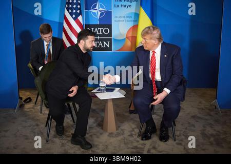 Den Haag, Niederlande. Juni 2025. US-Präsident Donald Trump, rechts, schüttelt dem ukrainischen Präsidenten Wolodymyr Zelenskyj, links, während seines bilateralen Treffens am Rande des NATO-Gipfels 2025, am 25. Juni 2025 in den Haag, Niederlande, die Hand. Kredit: Ukrainischer Ratsvorsitz/Pressestelle Des Ukrainischen Präsidenten/Alamy Live News Stockfoto