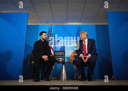 Den Haag, Niederlande. Juni 2025. US-Präsident Donald Trump, rechts, kommentiert während eines bilateralen Treffens mit dem ukrainischen Präsidenten Wolodymyr Zelenskyj, links, am Rande des NATO-Gipfels 2025 am 25. Juni 2025 in den Haag, Niederlande. Kredit: Ukrainischer Ratsvorsitz/Pressestelle Des Ukrainischen Präsidenten/Alamy Live News Stockfoto