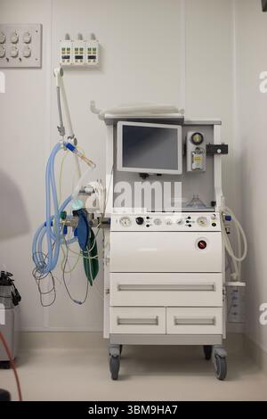 Modernes Anästhesiesystem im Operationssaal für chirurgische Eingriffe Stockfoto
