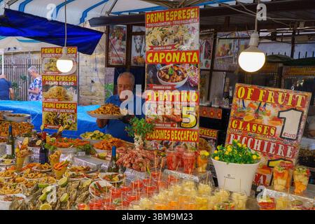 Dieses Bild fängt die lebendige und geschmackvolle Atmosphäre des Ballarò Markts in Palermo, Sizilien, ein. An verschiedenen Verkaufsständen im Freien gibt es farbenfrohe, frische Produkte Stockfoto