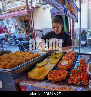 Dieses Bild fängt die lebendige und geschmackvolle Essenz des Ballarò Markts in Palermo, Sizilien, ein. Ein belebter Imbissstand serviert ikonisches sizilianisches Street Food Stockfoto