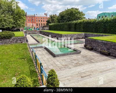 Der Garden of Remembrance ist ein nationaler Gedenkgarten in Dublin, Irland, mit einem großen kreuzförmigen Wasserspiel und Landschaftsbereichen. Stockfoto