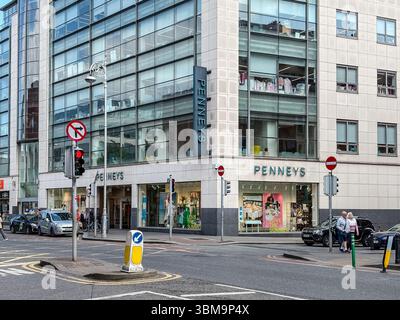 Penneys, Dublin, Irland. Außenansicht des großen Einzelhandelsgeschäfts an einer Straßenecke mit Verkehr und Fußgängern. Stockfoto